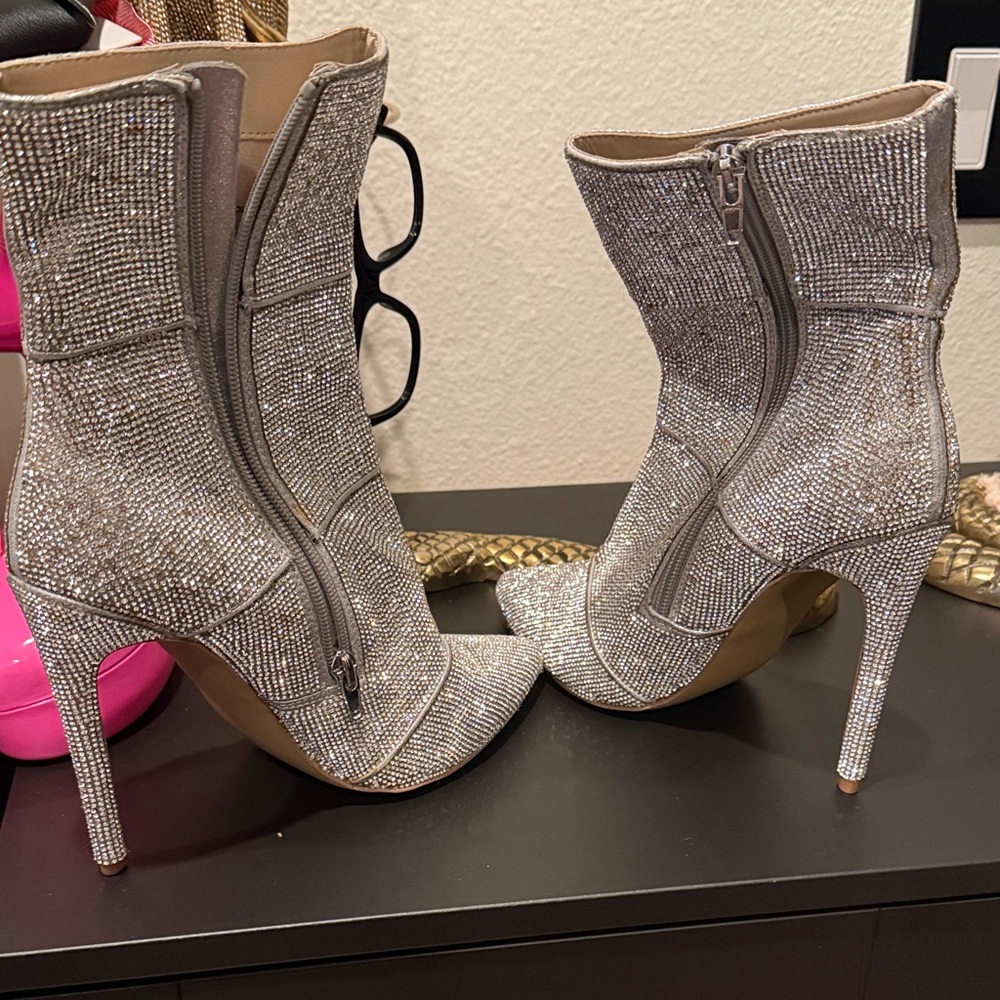 STEVE MADDEN Winona rhinestone boots WORN ONCE LIKE NEW size 8